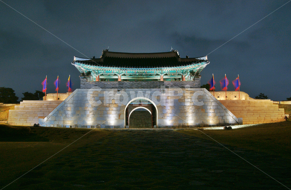 창룡문,동문,화성,수원,와장대,성곽,정조,정약용,조선시대,유네스코세계문화유산,야경,밤,풍경,nightscape,night,landscape,한국전통,한국문화,korean traditional,korean culture,랜드마크,landmark,tourist attraction,한국랜드마크,한국관광지,한국명소,korea landmark,korea tourist attraction,건축물,건물외관,exterior,building,structure,architecture,construction,건물,pagoda,탑,shrine,신사,worship,예배