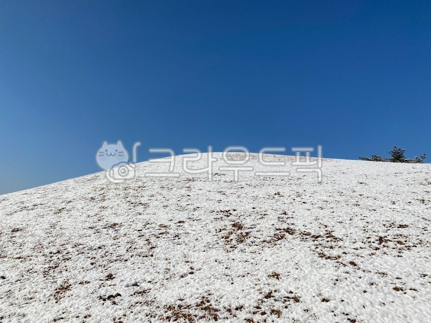 sky,hill,blue sky,snow,winter,slope