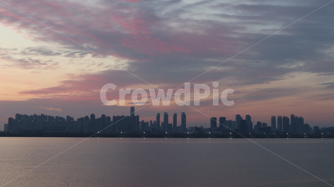 하늘,노을,도시,바다,구름,자연,풍경,nature,landscape,outdoors,옥외,dusk,황혼,sunset,일몰,dawn,새벽,sky,red sky,붉은 하늘