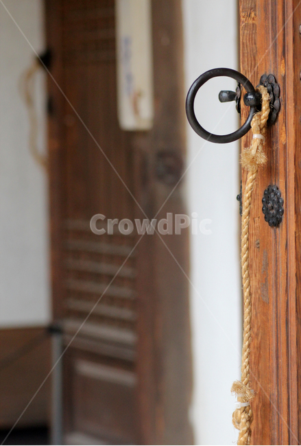 한옥,한국전통,문고리,창호지,한국문화,한지,창호문,감성,koreaculture,koreandoor,traditionalpatten,koreantraditional,tree,window,feelling,한국전통,한국문화,korean traditional,korean culture
