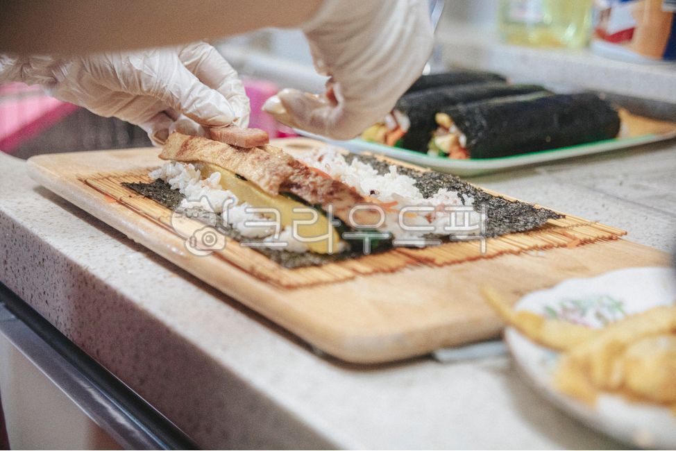 김밥,김밥만들기,김발,김,밥,도마,끼니,한식,koreanfood,손,라텍스장갑,meal,식사,food,음식,음식,식재료,요리,food,cook,meal,dishes,food reserves