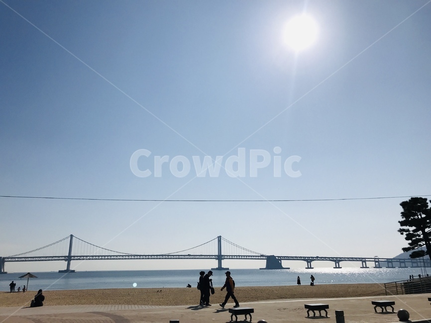 human,인간,person,사람,해양,바다,다리,광안대교,백사장,해변,태양,해,해변,바다,beach,sea