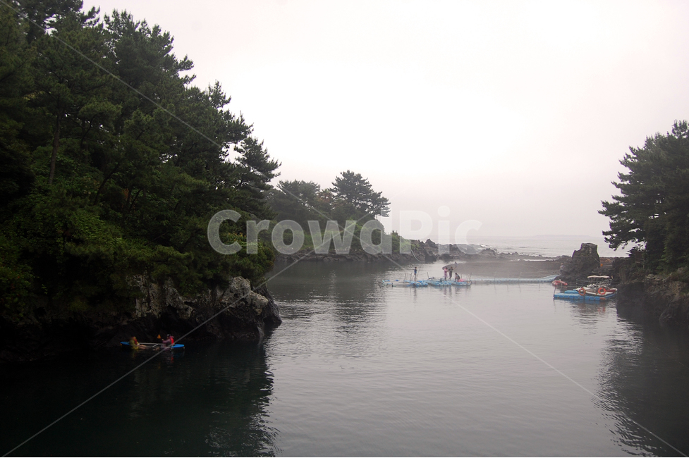 강,하천,바다,산,나무,물,구름,하늘,날씨,배,보트,카약,투명카약,제주도,쇠소깍,검은모래,관광,관광지,여행,여행지,여행사진,river,sea,ocean,mountain,tree,trees,rock,sky,cloud,weather,boat,smallboat,kayak,SoesokkakEstuary,jeju,jejuisland,Korea,korean,nature,heritage,basaltic,lava,lavaflow,tour,trip,travel,travelling,풍경,풍광,경치,배경,배경사진,풍경사진,감성사진,분위기,scene,view,ambience,atmosphere,background,자연,풍경,nature,landscape,한국자연풍경,한국자연경관,korea nature landscape,사람들,대중,군중,other people,crowd,여행,휴가,traveling,vacation,trip,스포츠,레저,운동,sports,leisure,exercise,water,outdoors,옥외