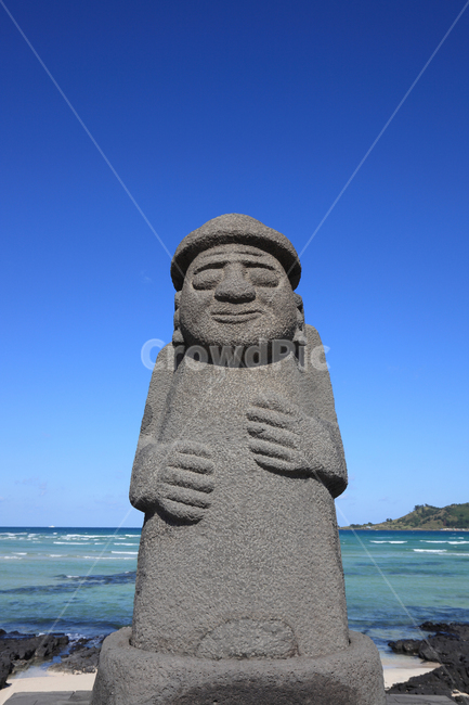 돌하르방,돌하루방,제주,제주도,풍경,바다,해수욕장,해변,해안,자연,석상,조각,조각상,조각물,한국,민속,전통,상징,심벌,돌,하루방,하르방,미소,하늘,맑은,섬,배경,백그라운드,현무암,조형물,전설,수호신,정면,제주도,jeju,jeju island,한국전통,한국문화,korean traditional,korean culture,조각상,동상,석상,조형물,statue,bronze statue,stone statue,종교,신앙,religion,belief,faith,monument,기념물