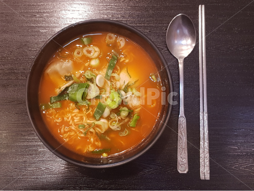 라면,식사,분식,인스턴트,야식,떡,만두,채소,국물,음식,요리,간식,파,고추,숟가락,젓가락,뚝배기,음식,식재료,요리,food,cook,meal,dishes,food reserves,한식,한국음식,한국요리,korean food,korean dishes,korean meal,korean cook