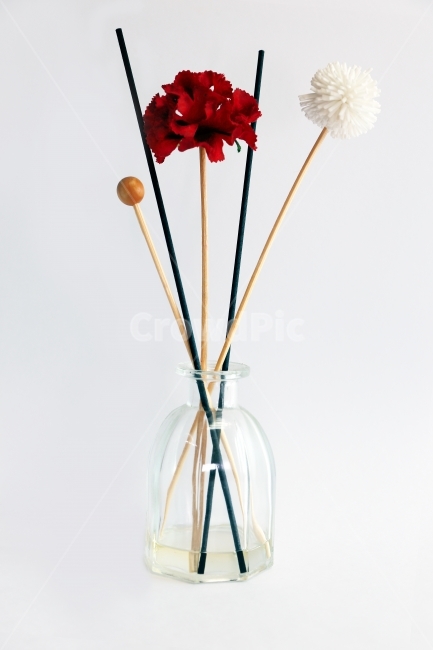 디퓨저,꽃,향기,인테리어,소품,향수,아로마,오일,액체,회색,붉은,장미,병,꽃병,알코올,물,향,스틱,테라피,호로병,방향,방향제,플라워,배경,냄새,캔들,인테리어,실내디자인,interior design,사물,물건,오브젝트,thing,object,matter,누끼,remove background