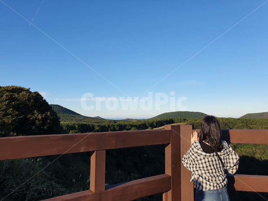 하늘,제주,제주도,사람,산굼부리,맑은날씨,파란하늘,뒷모습,사람,인물,인간,human,person,여성,여자,woman,female,lady
