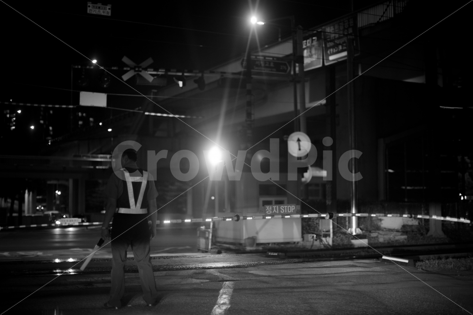 흑백,기찻길,감성,건널목,흑백사진,교통,교통수단,traffic,transportation,사람,인물,인간,human,person,남성,남자,man,male,흑백,모노톤,monochrome,black and white,asphalt,아스팔트,road,도로