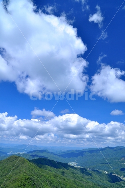 구름,뭉게구름,맑은날,하늘,상쾌함,산위에서,서정,시원함,sky,sns,ebook,bluesky,mountain,weather,원경,시안,디자인,디자이너,홈페이지,사보,카다로그,모바일,콘텐츠,마케팅,잡지,광고,전단,배너,팝업,청정,해맑은,산,멀리,바라보다,둥실둥실,기상,날씨,기상청,오염없는,청명,비온후,그림자,햇살,투명,파랑,블루톤,자연,풍경,nature,landscape,azure sky,푸른 하늘,outdoors,옥외