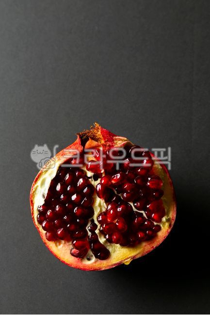 Pomegranate,pomegranate seeds,red,split,studio,fruit,food,food ingredients,local food