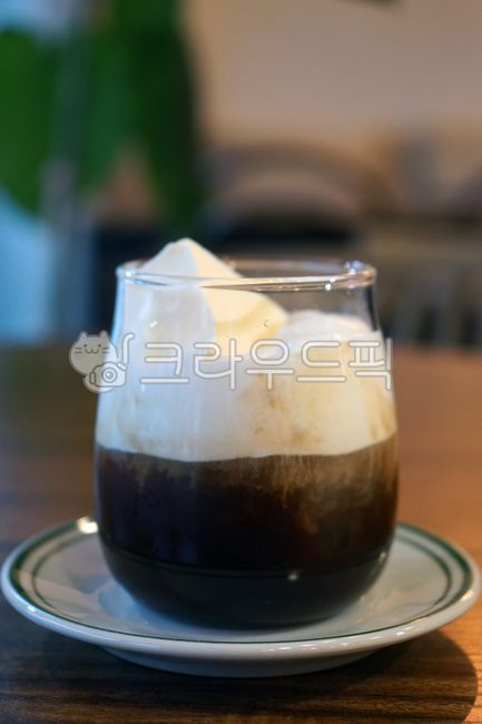 커피,카페,아인슈페너,비엔나커피,크림,음료,음식,food,beverage,cream,coffee,cafe,viennacoffee,원목테이블,나무,wood,woodentable,table,유리컵,컵받침,감성,아이스크림