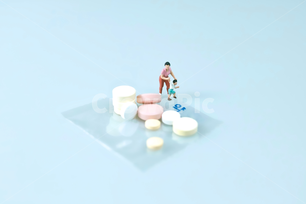 약,알약,어린이,엄마,투정,떼,육아,아이,복용,medicine,의약품,조각상,동상,석상,조형물,statue,bronze statue,stone statue,건강,헬스웨어,헬스케어,healthware,health care,연출,컨셉,콘셉,direction,concept