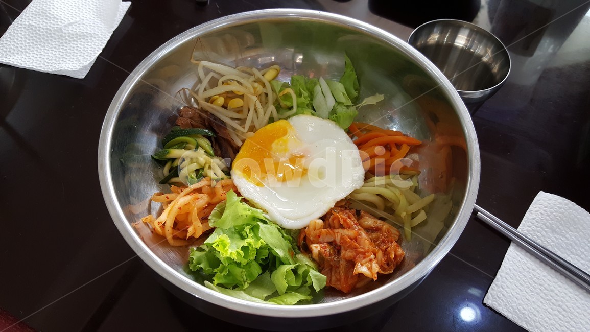 비빔밥,한국음식,계란,나물,그릇,신선,건강식,전통음식,김치,콩나물,계란부침,밥,쌀밥,맛,참기름,채소,한식,식사,요리,계란후라이,비빔,음식,식재료,요리,food,cook,meal,dishes,food reserves,한식,한국음식,한국요리,korean food,korean dishes,korean meal,korean cook