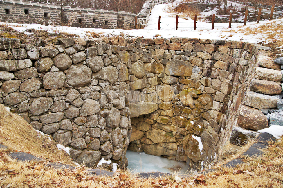 수문,남한산성,성곽,성벽,조선시대,돌담,유적,겨울,계절,winter,season,건축물,건물외관,exterior,building,structure,architecture,construction