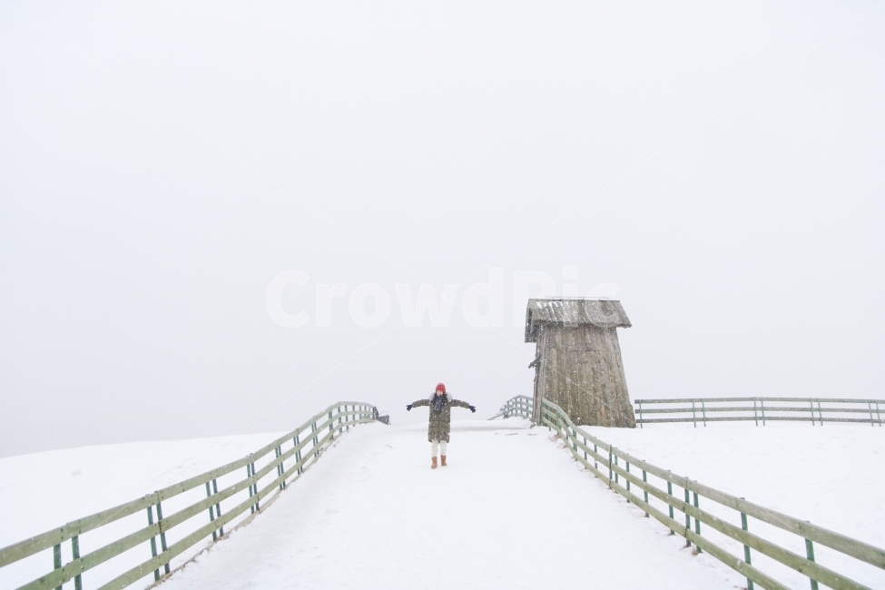 여행,눈,설경,앙떼목장,겨울,winter,tour,travel,여행사진,자연,목장,겨울,계절,winter,season,자연,풍경,nature,landscape,한국자연풍경,한국자연경관,korea nature landscape,사람,인물,인간,human,person,여성,여자,woman,female,lady,여행,휴가,traveling,vacation,trip,banister,난간,handrail,outdoors,옥외