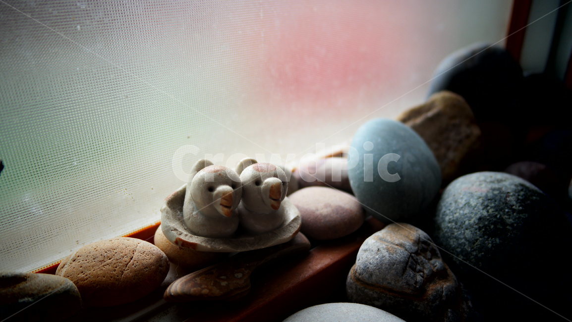 조약돌,유리창,원앙,먼지,연인,pebble,couple,조각상,동상,석상,조형물,statue,bronze statue,stone statue