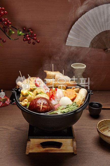 alcohol,cookware,plate,Fish cake soup,Odeng soup,food,meal,Izakaya,dessert,pot,dish,pub,table