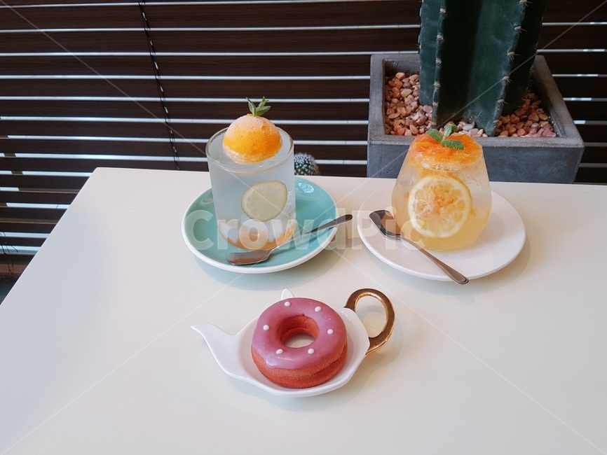 에이드,카페,플레이팅,오렌지에이드,라임에이드,도너츠,cafe,음료,과일음료,접시