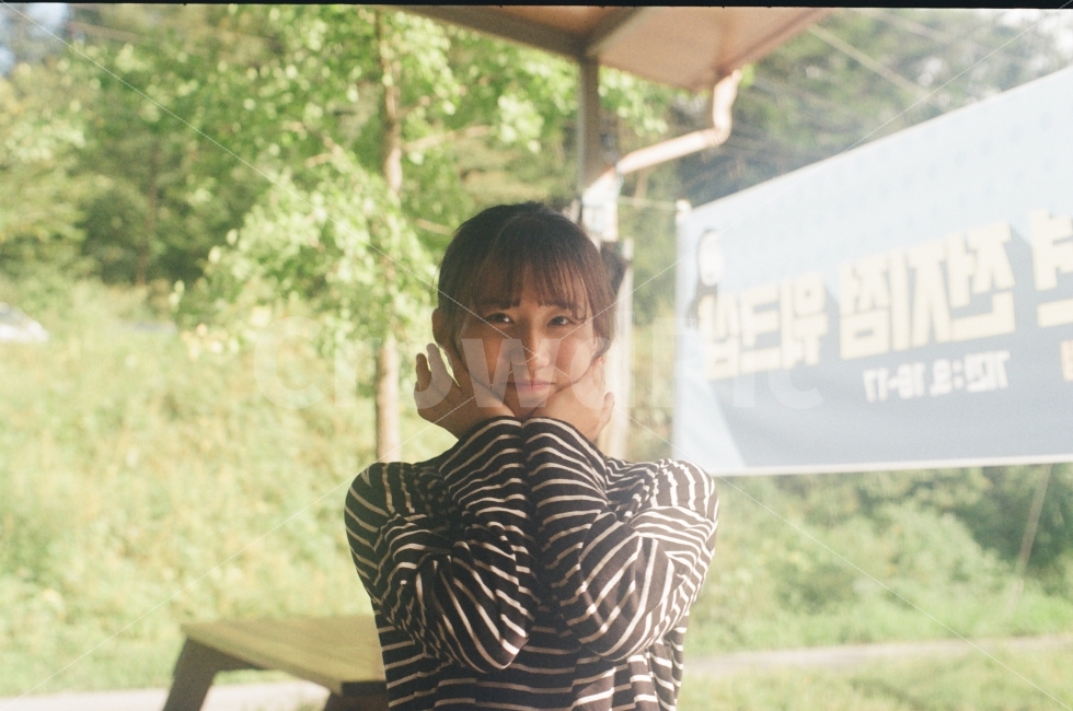 가을아침,1학년마지막MT,따뜻함,대성리,20대,줄무늬옷,꽃받침,편안함,사람,인물,인간,human,person,얼굴표정,facial expression,face,여성,여자,woman,female,lady,감정표현,기분,feeling,emotion,감성,sensible