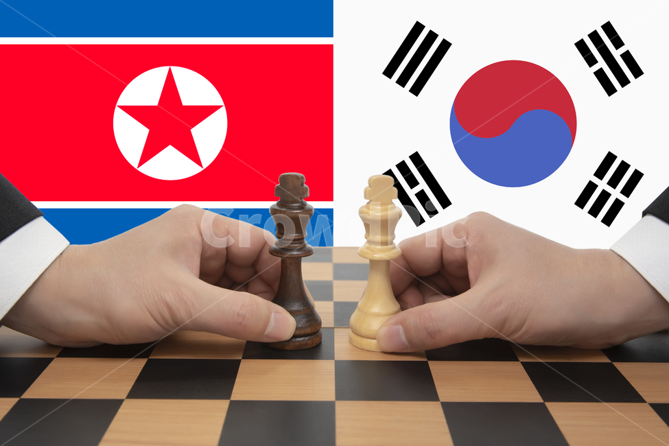 비즈니스,콘셉트,개념,협상,대결,대화,체스,타협,손,대리인,컨셉,주도권,파트너,거래,계약,경쟁자,계략,모략,전략,전술,선택,결정,라이벌,성공,생존,체스말,승부,정상회담,회담,정치,경제,이슈,정상,대통령,주석,뉴스,국제뉴스,담판,싸움,무역,교류,외교,국기,상대방,한국,북한,협력,배경,남북한,사람,인물,인간,human,person,신체일부,몸,body,산업,industry,industrial,비즈니스,사업,business,service,work