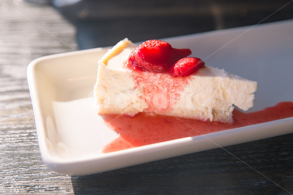 bakery,berry,breakfast,cake,cream,creamcheesecake,cuisine,delicious,dessert,dish,food,fruit,pie,piece,plate,red,slice,snack,strawberry,sugar,sweet,tasty,white,치즈케이크,치즈,케이크,디저트,간식,딸기,설탕,단맛,달달,한조각,음식,식재료,요리,food,cook,meal,dishes,food reserves
