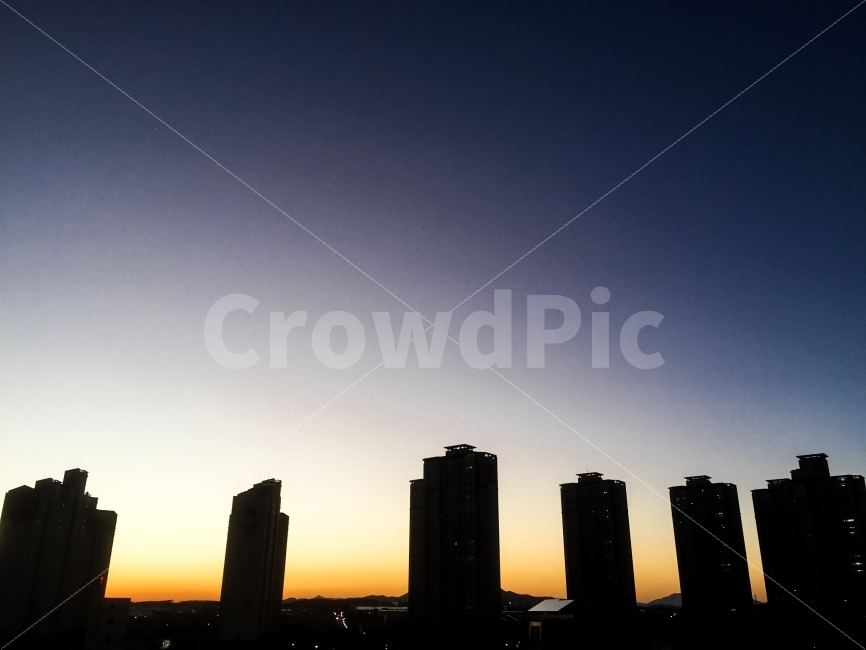 풍경,하늘,실루엣,저녁,노을,그라데이션,석양,도시,풍경,city,landscape,실루엣,그림자,silhouette,shadow,nature,자연,outdoors,옥외,sky,dusk,황혼,sunset,일몰,red sky,붉은 하늘,dawn,새벽