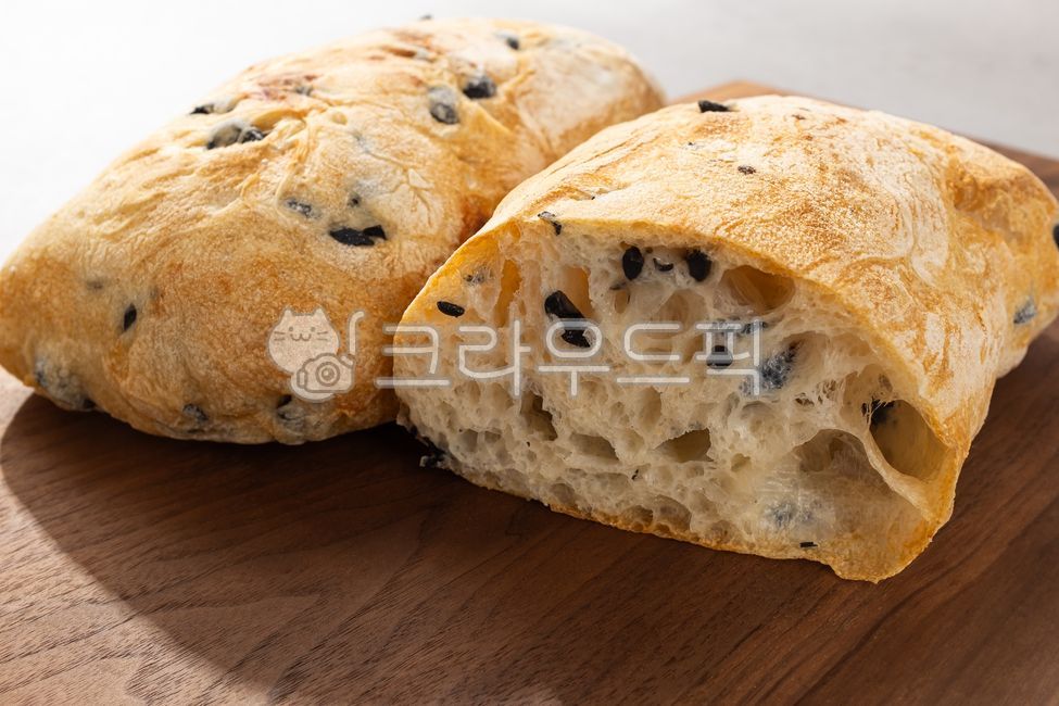 올리브치아바타,치아바타,빵,발효빵,올리브,올리브슬라이스,발효,식사빵,이탈리아음식,이탈리아문화,음식,식사,식품,식료품,재료,식재료,음식재료,클로즈업,쫀득한,고소한