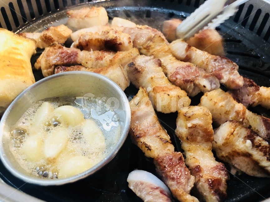 삼겹살,술안주,마늘,돼지고기,구운마늘,고기,저녁,점심,식사,돼지,음식,식재료,요리,food,cook,meal,dishes,food reserves,육류,고기,meat
