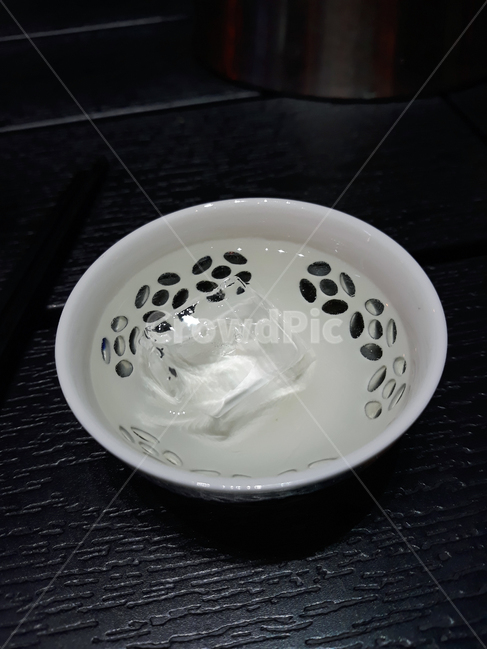 술,술잔,테이블,컵,잔,블랙,검정,검은색,그릇,얼음,물