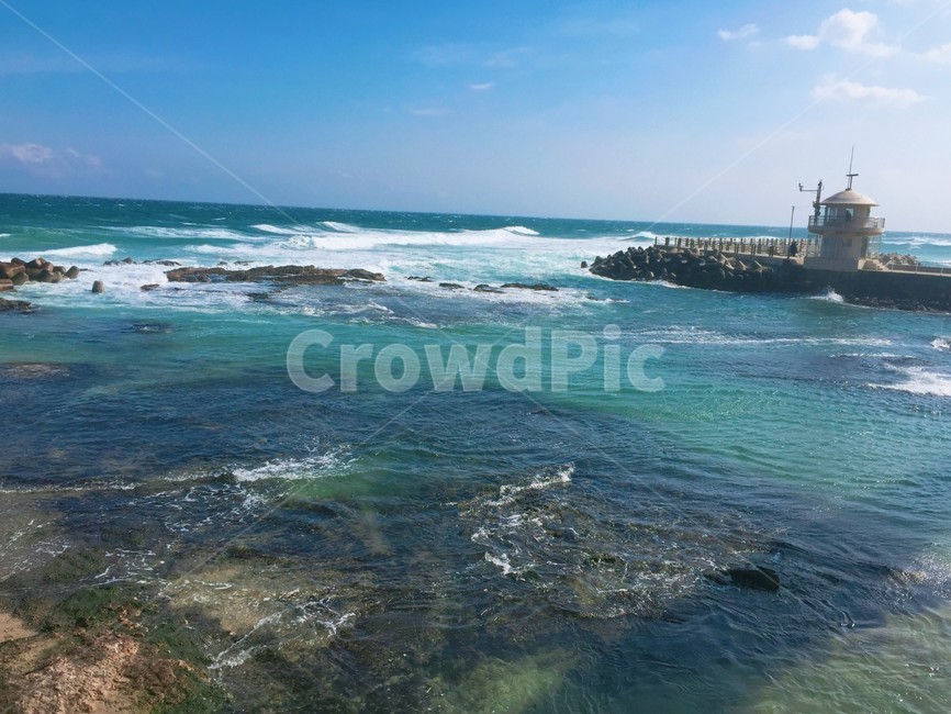 에메랄드,바다,등대,파도,구름,파란,여름,등대,lighthouse,water,물,sea,nature,자연,ocean,대양,outdoors,옥외,shoreline,해안선,promontory,곶