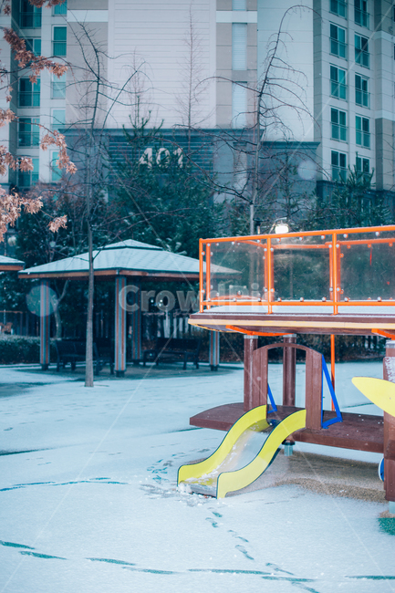 놀이터,눈,동네,풍경,배경화면,landscape,city,cityscape,건물,실외,야외,겨울,계절,winter,season,놀이공원,놀이동산,놀이터,amusement park,playground