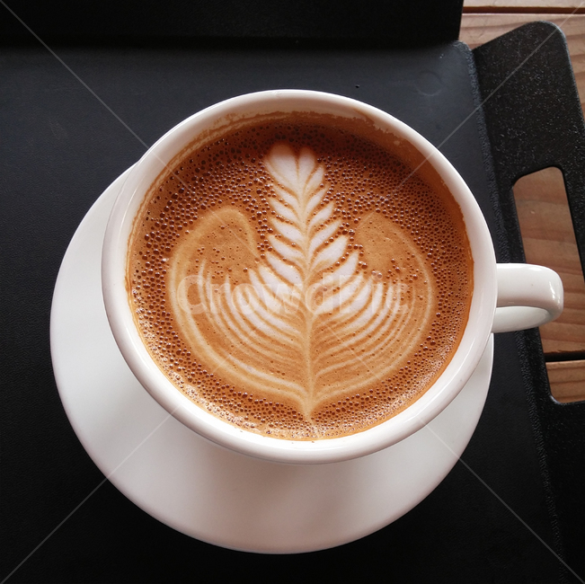 카페라떼,커피,라떼아트,따뜻한,음료,caffelatte,음식,노란색,커피잔,라떼,하트,카페,커피,카페,coffee,cafe