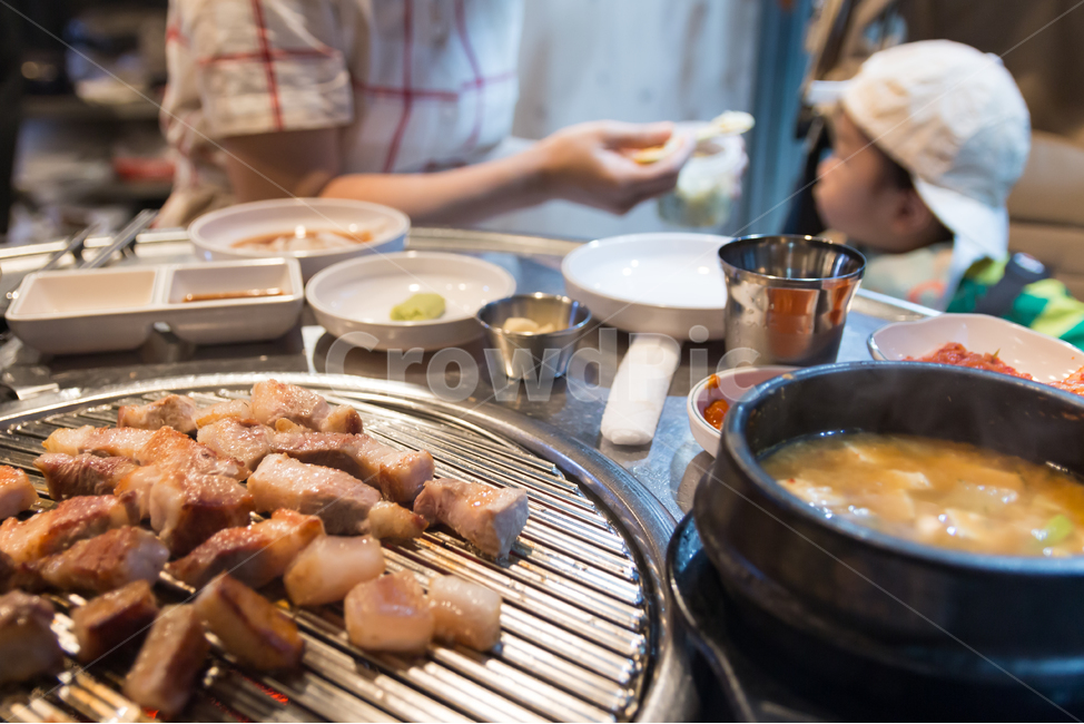 삼겹살,된장찌개,고기,돼지고기,돼지,육류,불판,철판,숯불,구이,숯불구이,회식,외식,맛있는,찌개,음식,한국요리,한식,소스,상차림,파채,파무침,식사