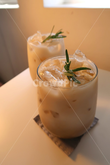 카페,라떼,아이스라떼,커피,감성,그릇,접시,분위기,카페라떼,커피한잔,감성사진,맛,맛집,디저트,coffee,cafe,dishes,feeling,커피,카페,coffee,cafe