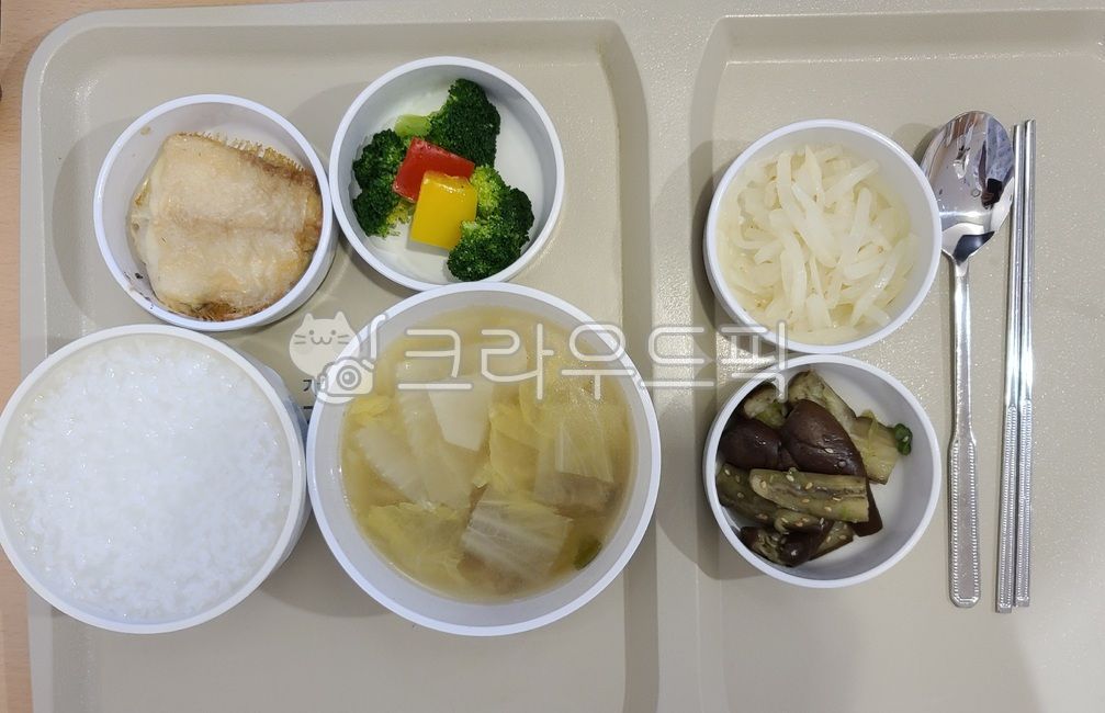 Hospitalization meal,tableware,soup bowl,soup,side dish bowl,dining table,Meal time,chopsticks,plate,bowl,vegetable,For patients,side dish,Meal menu,rice porridge,diet,hospital meal,food tray,Meal distribution,rice bowl,white rice porridge,rice,low salt d