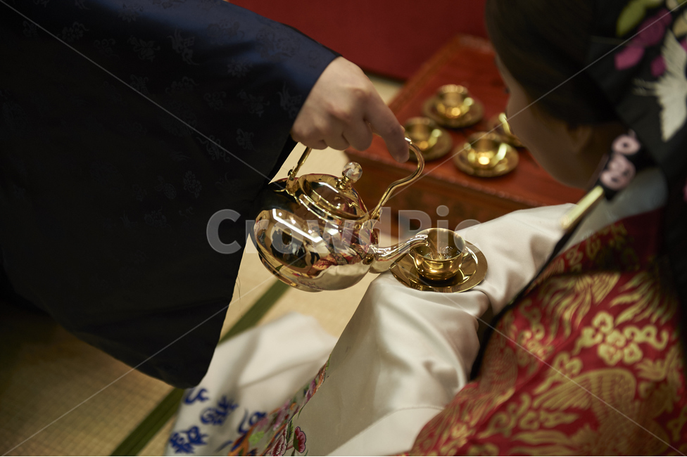 웨딩,전통혼례,놋그릇,잔,술,폐백,폐백식,한국전통,한국문화,korean traditional,korean culture,사람,인물,인간,human,person,여성,여자,woman,female,lady,결혼,혼례,웨딩,wedding,marriage,marry