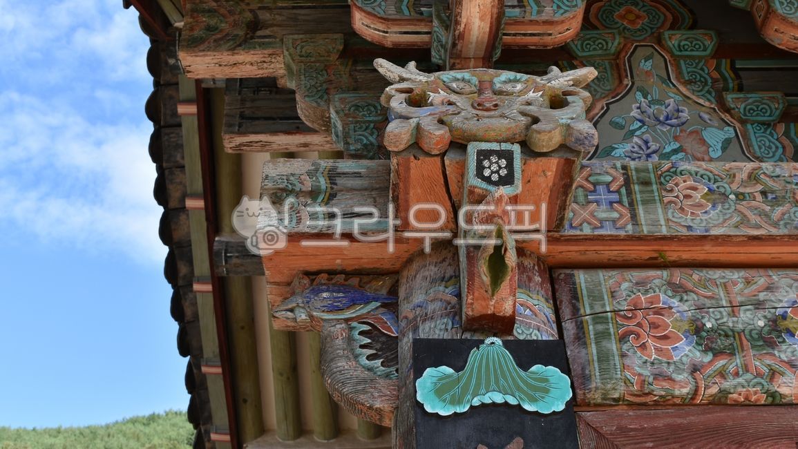 dragon head,,Gyeongbuk,Sobaeksan Yongmunsa Temple,Treasure No 145,pillar decoration,Yongmunsa Temple,building,Yecheon Yongmunsa Daejangjeon,Treasure 145,Daejeonjeon,145,Sobaeksan Mountain,gable roof,Yecheon,Yecheon Yongmunsa Temple,No 145,multicell cultur