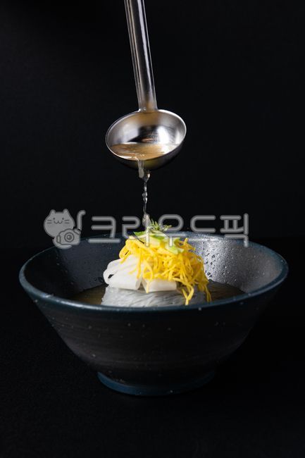 cold noodles,mul naengmyeon,Pyongyang naengmyeon,egg,radish,mul naengmyeon,cucumber,bowl,dish,food,meal,food,black,dark,ladle,broth,pour,cool