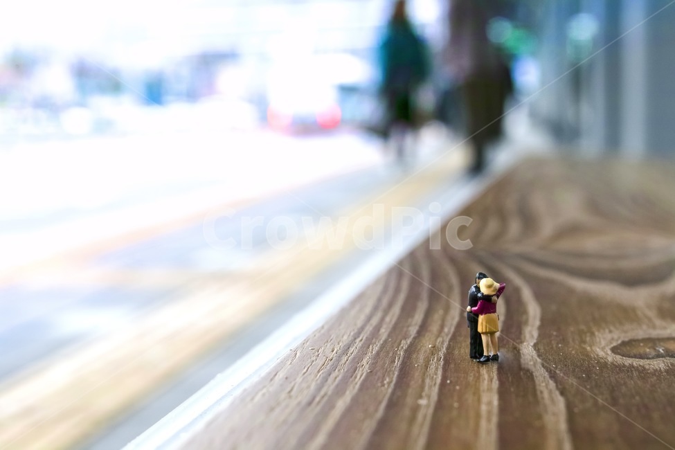 버스,버스정류장,출근,결혼,부부,신혼,미니어처,입맞춤,plasticpeople,봄,계절,spring,season,조각상,동상,석상,조형물,statue,bronze statue,stone statue,연인,커플,사랑,lover,couple,사물,물건,오브젝트,thing,object,matter,연출,컨셉,콘셉,direction,concept,pedestrian,보행자