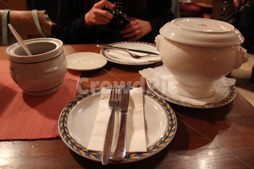saucer,받침접시,pottery,도기류,coffeecup,커피컵,cup,컵,dish,컵앤소서,커트러리,테이블웨어,테이블커트러리,테이블매너,외식,식기,레스토랑,germany,switzerland,swiss