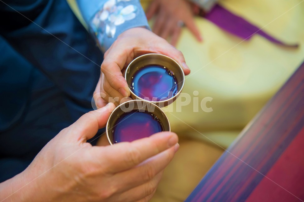 폐백,전통결혼식,결혼식,술,건배,술잔,손가락,finger,손,traditionalwedding,한복,koreanwedding,전통적,traditional,alcohol,cheers,toast,pyebaek,glass,hanbok,traditionalceremony,ceremony,wine,포도주,koreantraditionalclothes,hand,한국전통,한국문화,korean traditional,korean culture,결혼,혼례,웨딩,wedding,marriage,marry,술,주류,alcohol