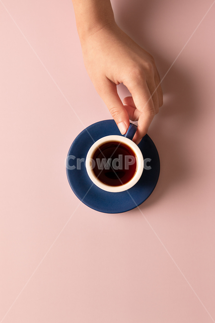 커피,coffee,음료,drink,컵,cup,식기,plate,커피콩,원두,커피원두,coffeebean,coffeebeans,남색,카페,cafe,핑크,인디핑크,분홍,pink,손,hand,coffeecup,커피컵,커피,카페,coffee,cafe