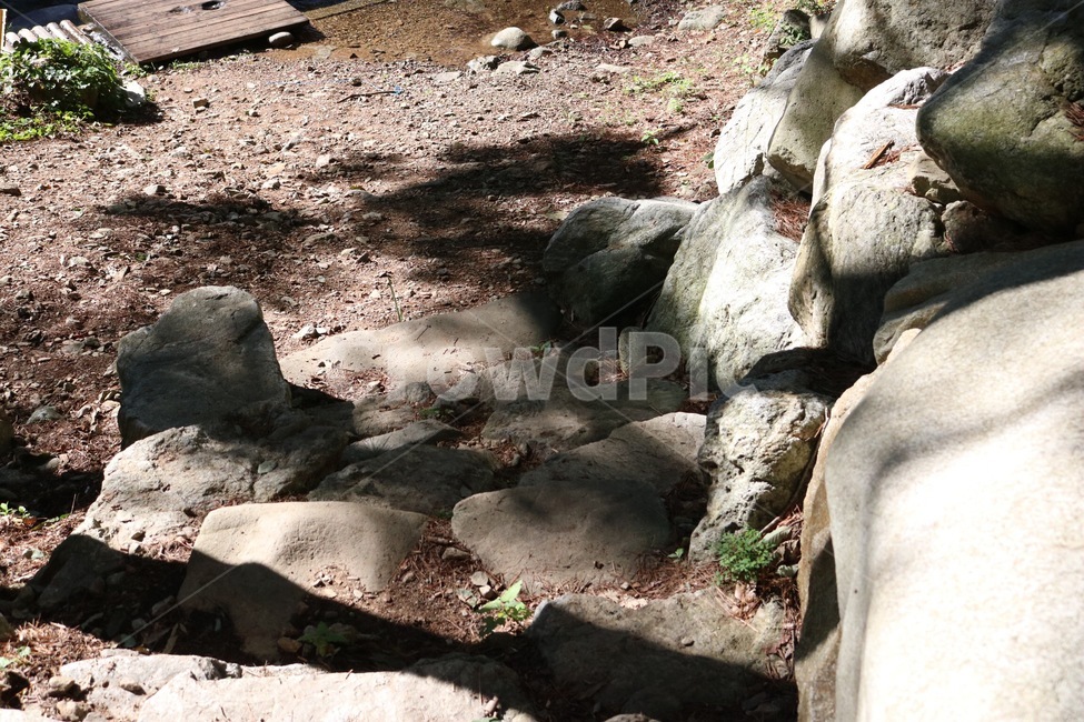 돌계단,돌,바위,물,stone,ishi,rock,iwa,water,mizu,햇빛,sunlight,hizashi,그림자,shadow,kage,자연,풍경,nature,landscape,ground,바닥,slate,슬레이트