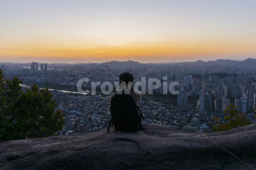 architecture,건축물,metropolis,중심지,town,시티,urban,어반,건물,서울,한국도시,도시,한국도시경관,빌딩,관광지,관광,sightseeing,한국,아시아,asia,korea,등산,여행자,travel,돌,mountain,aerialview,조감도,city,building,skyscraper,landscape,경치,nature,자연,outdoors,옥외,scenery,풍경,human,인간,person,사람,노을,sunset,여행,휴가,traveling,vacation,trip