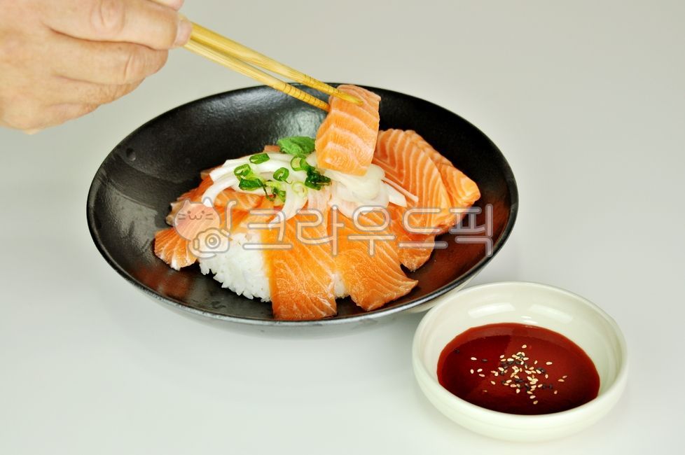 연어회,회,연어,생선,생선회,횟밥,일식,음식,먹거리,식사,와사비,초장,양파,요리재료,그릇,food