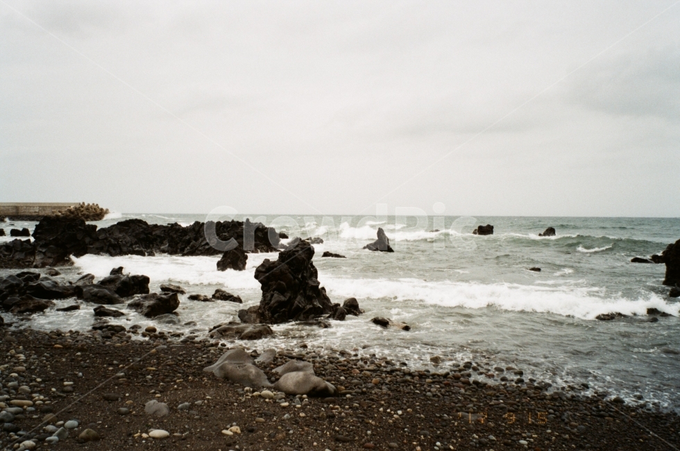 필름,필름사진,바다,하늘,제주도,제주,여행,현무암,바위,파도,film,grey,jeju,analog,자연,풍경,nature,landscape,한국자연풍경,한국자연경관,korea nature landscape,해변,바다,beach,sea,제주도,jeju,jeju island,outdoors,옥외,water,물,ocean,대양