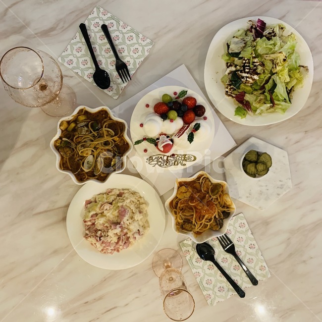 테이블,홈파티,스파게티,케익,food,음식,meal,식사,dish,요리,파티