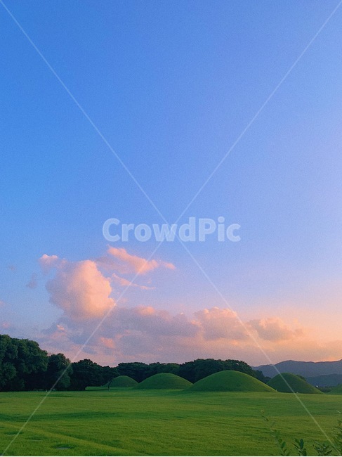 grassland,목초지,field,들,outdoors,옥외,nature,자연,경주,왕릉,릉,하늘,구름,자연,풍경,nature,landscape,한국자연풍경,한국자연경관,korea nature landscape