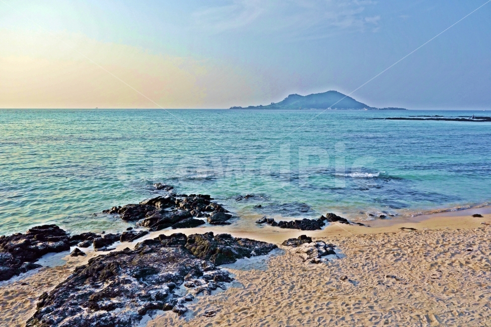 제주도,금능으뜸원해변,비양도,백사장,에메랄드,푸른,바다,은색,흰,모래,현무암,구름,하늘,섬,수평선,망망대해,제주,제주여행,제주도여행,여행,자연,풍경,경치,자연,풍경,nature,landscape,제주도,jeju,jeju island,한국자연풍경,한국자연경관,korea nature landscape,promontory,곶,water,물,sea,outdoors,옥외,ocean,대양,shoreline,해안선