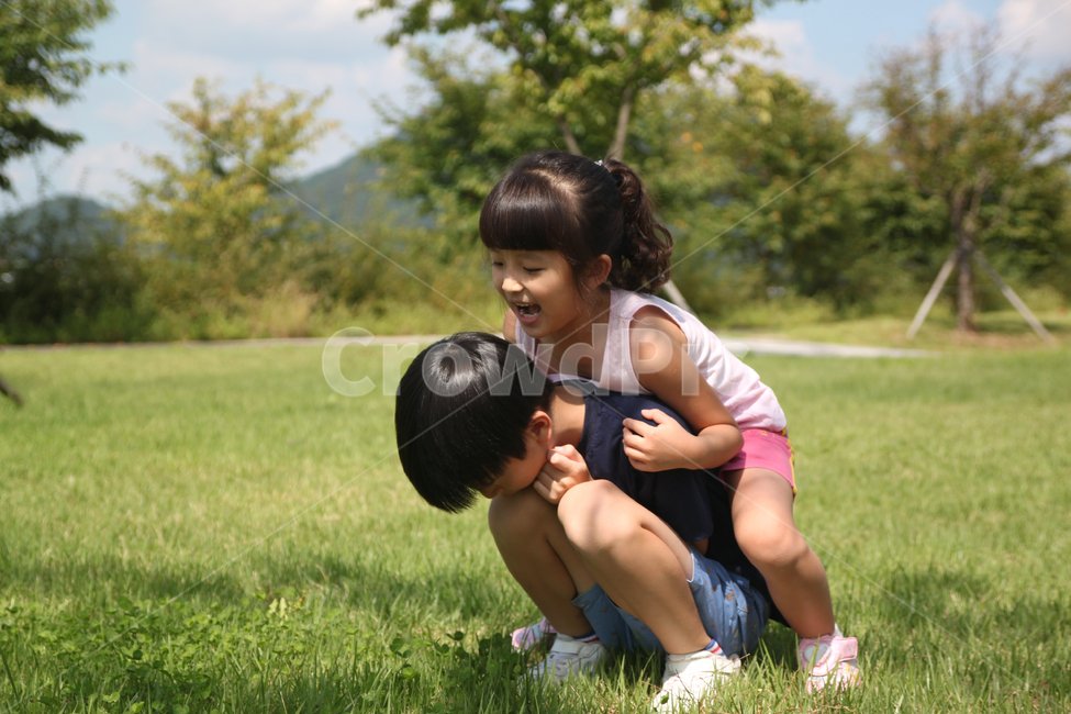 남매,아들,딸,공원,잔디,노는,사람,인물,인간,human,person,어린이,어린아이,child,children,kid